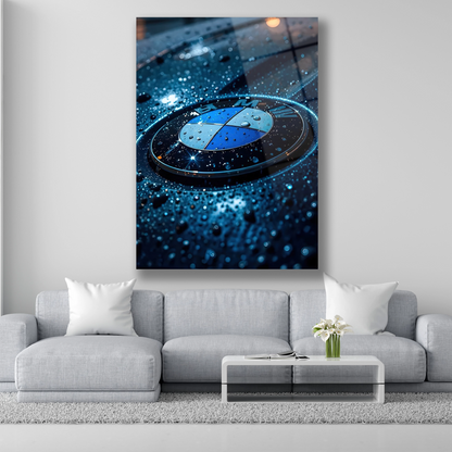 Üzerinde su damlacıkları olan yakın çekim BMW amblemi cam tablo