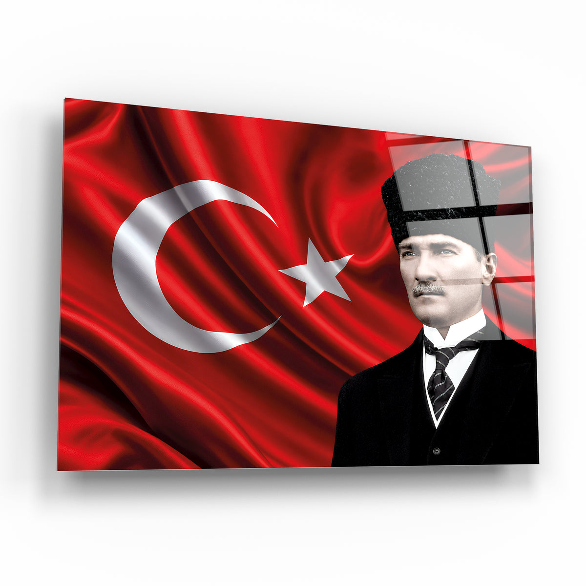 Dalgalanan Türk bayrağı önünde kalpaklı tarihî portre cam tablo