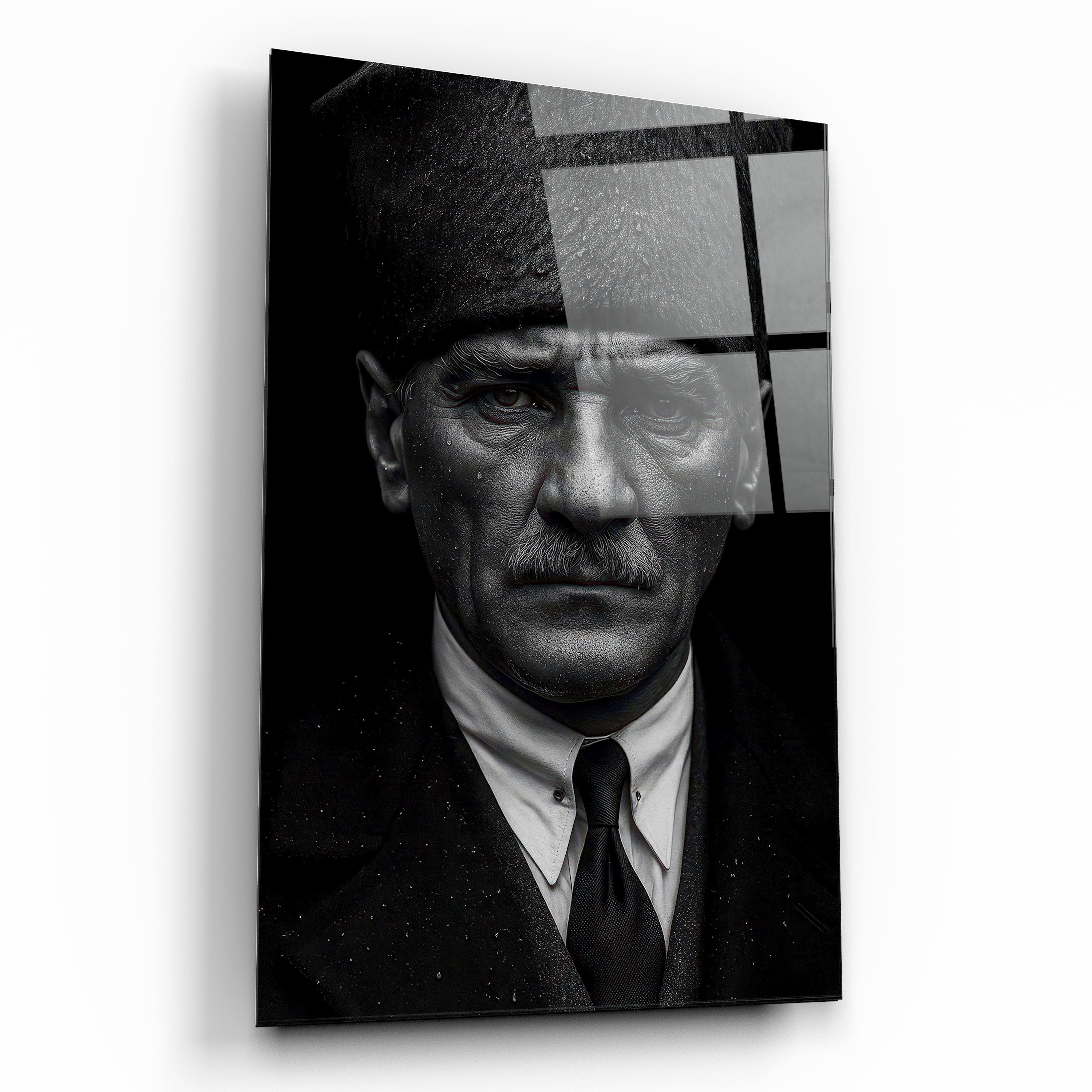 Atatürk Cam Tablo | Siyah Beyaz Takım Elbiseli