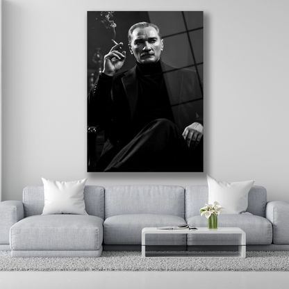 Sigara içen siyah kıyafetli Atatürk portresi cam baskı