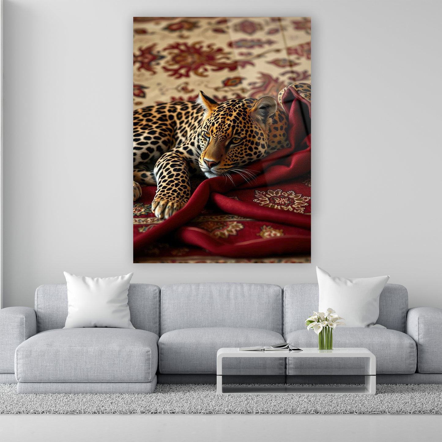Kırmızı geleneksel halı üzerinde uzanan leopar cam tablo