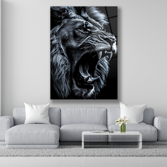 Siyah arka planda kükreyen aslan yüzü siyah beyaz cam tablo