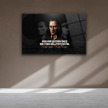 Atatürk'ün kararlı bakışları ve altın renkli el yazısı sözü detayı