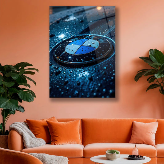 Beyaz koltuklu salonda asılı lüks otomobil temalı mavi duvar panosu