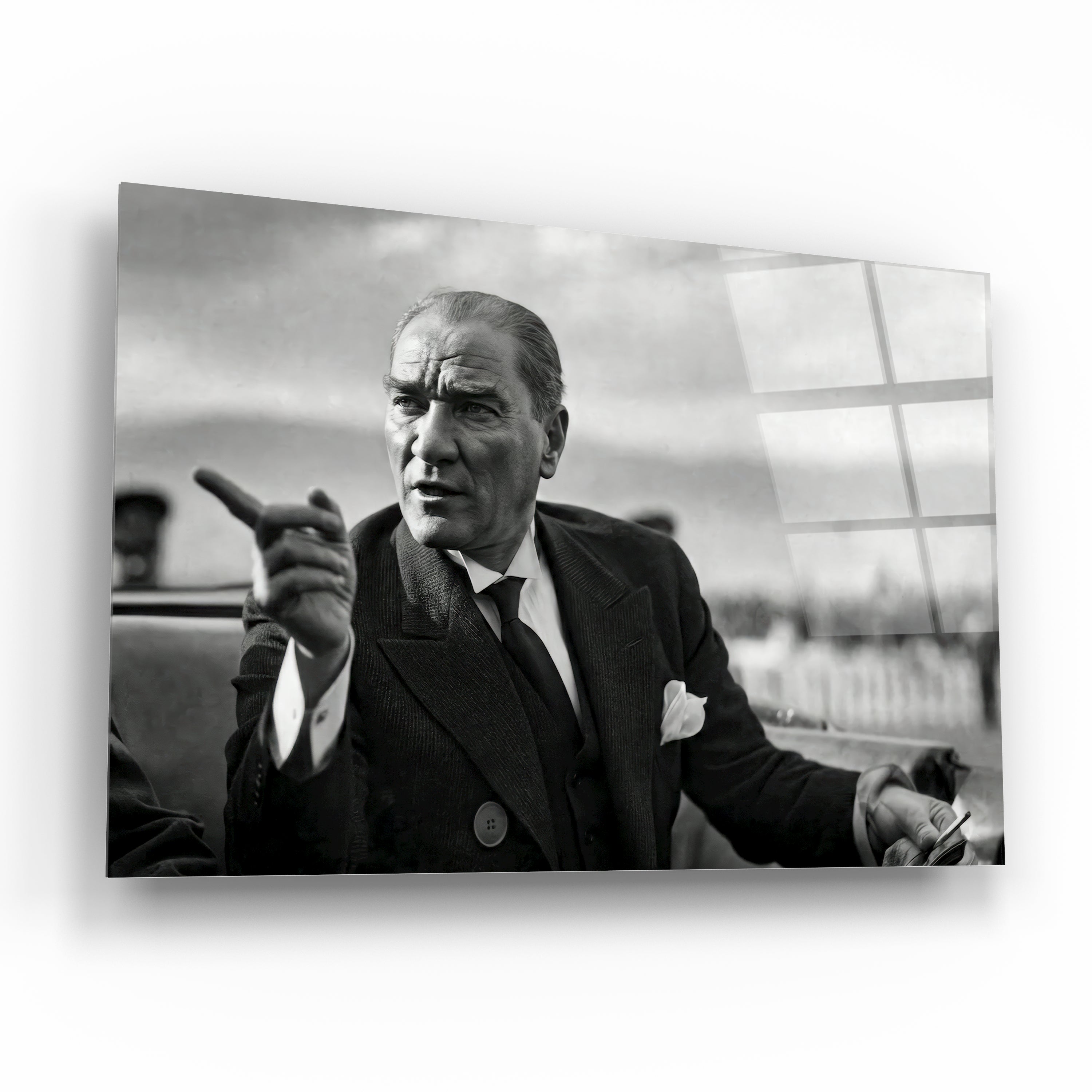 Atatürk Cam Tablo - İleriyi İşaret Eden Kararlı Lider Portresi