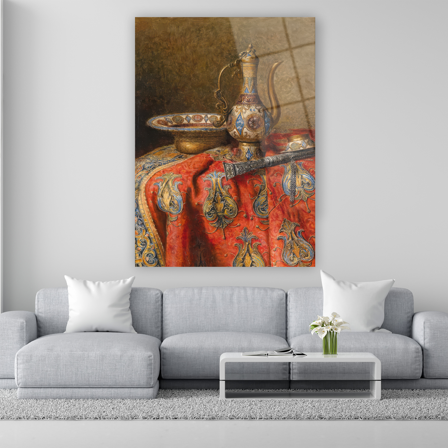 oryantalist tarzda antika ibrik ve kırmızı işlemeli örtü cam tablo