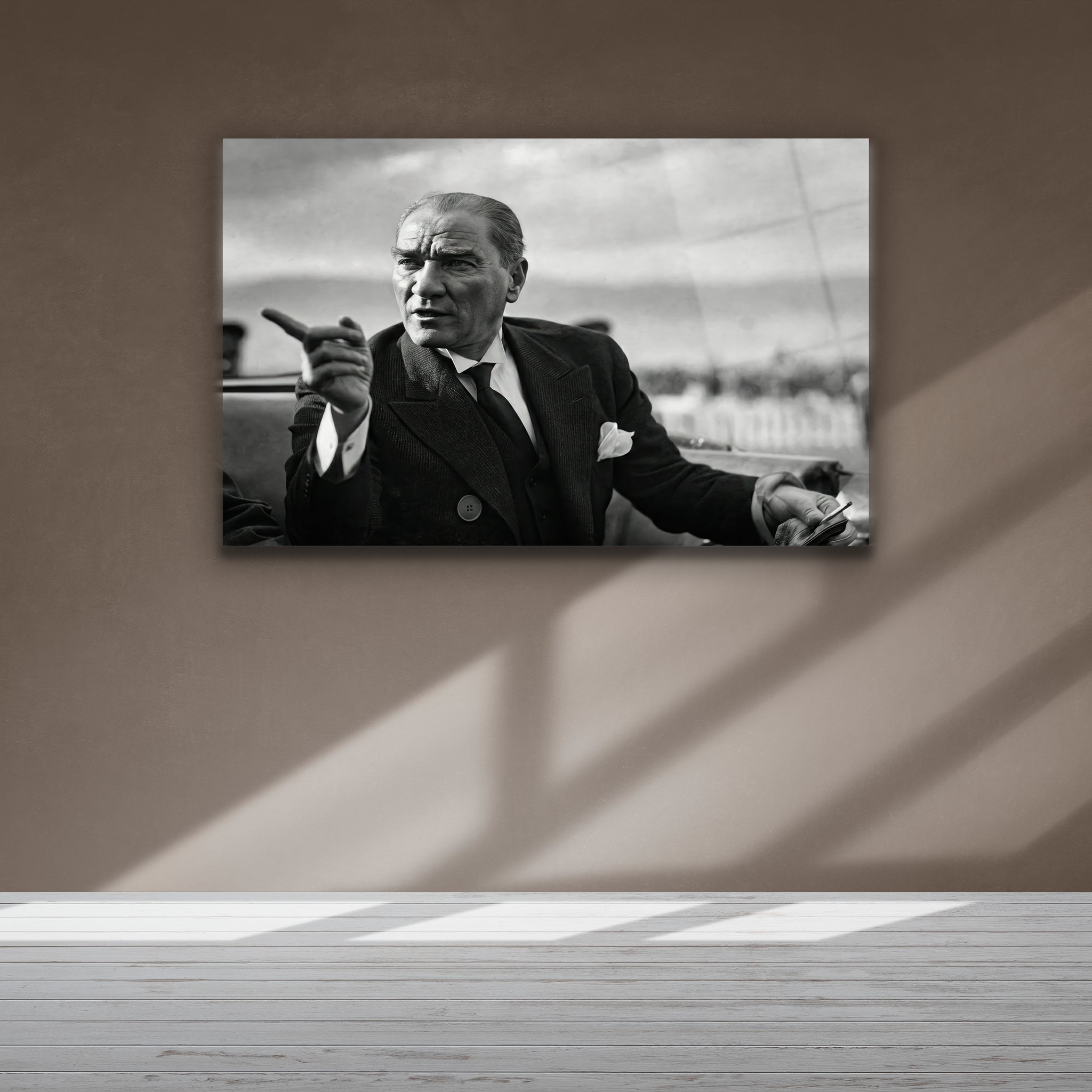 hedef gösteren atatürk siyah takım elbiseli cam tablo denizli uv baskı