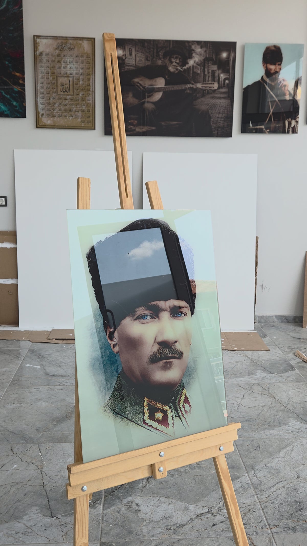 Atatürk Cam Tablo – Askeri Üniformalı ve Mavi Gözlü Kalpaklı Portre