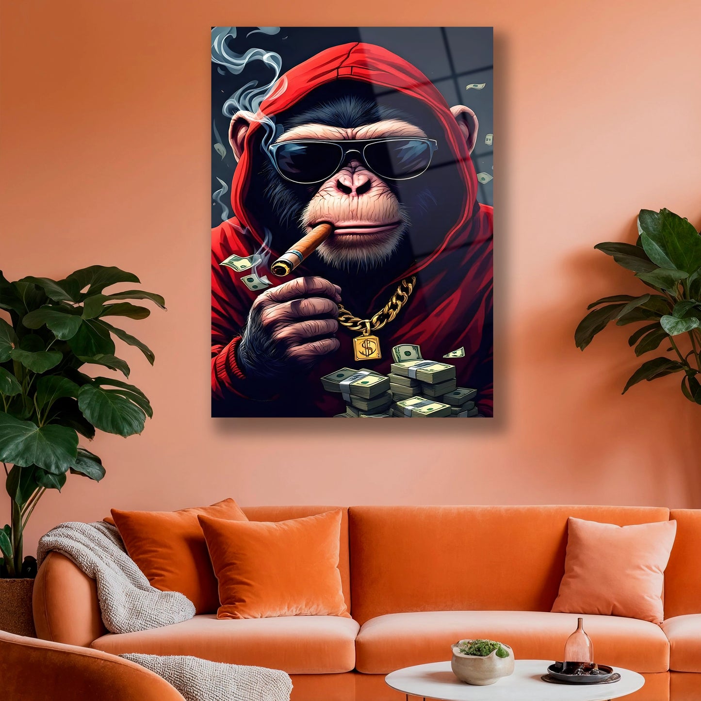 Gri duvarlı modern odada asılı dolar kolyeli maymun dekoru