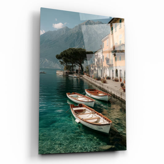 İtalyan Sahil Kasabası ve Ahşap Kayıklar Manzaralı Cam Tablo