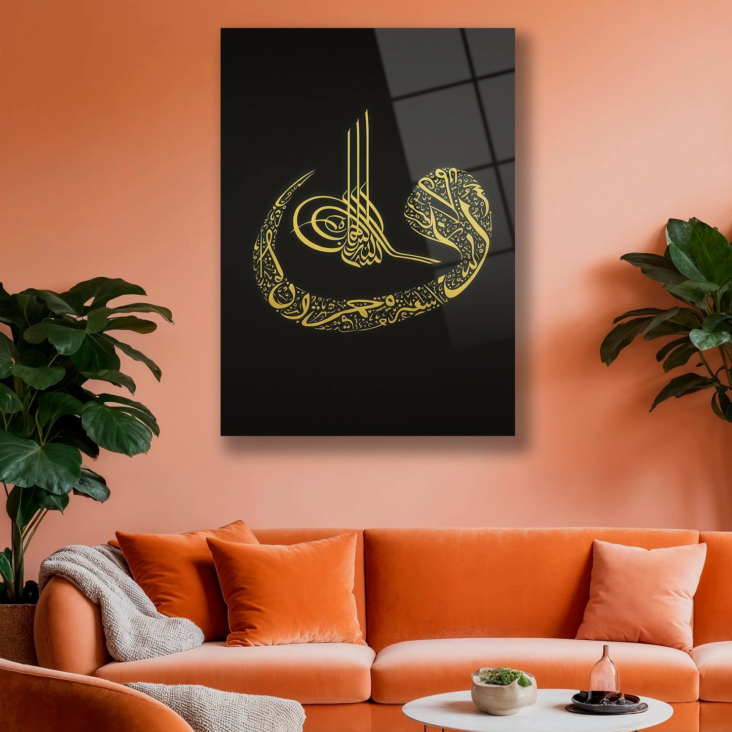 Modern salon duvarında asılı dini motifli altın renkli cam pano