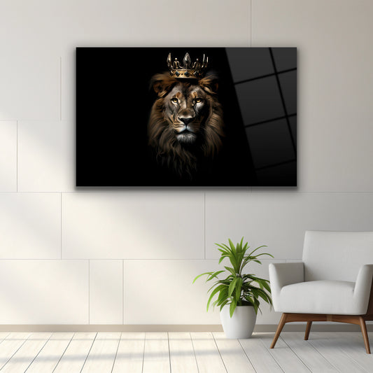 Siyah zemin üzerine altın taçlı aslan portresi cam tablo