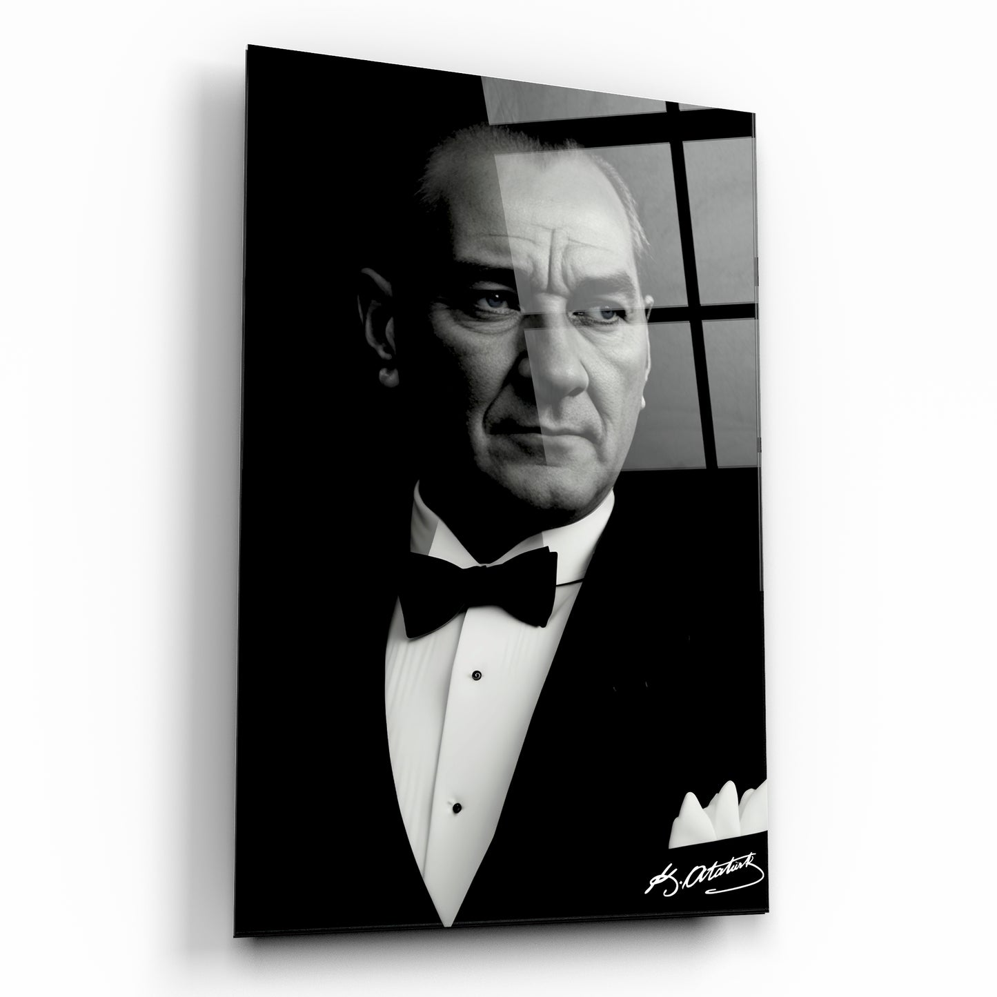 Atatürk Cam Tablo takım elbiseli atatürk portresi