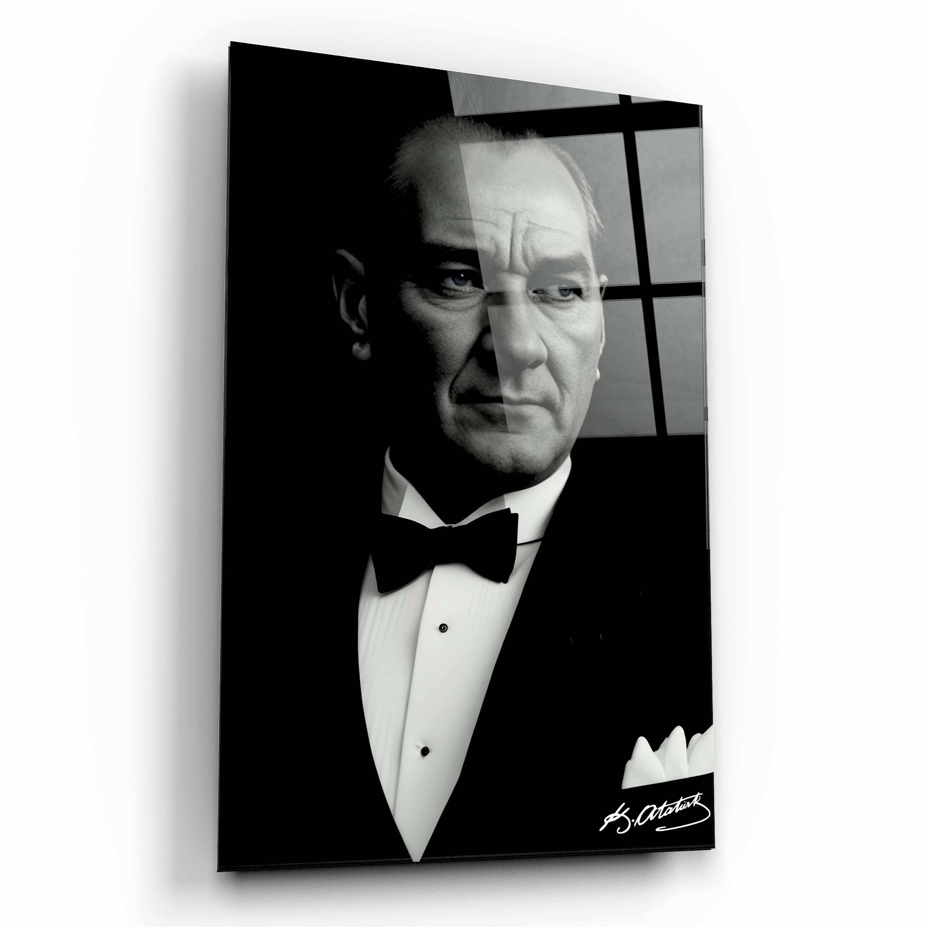 Atatürk Cam Tablo takım elbiseli atatürk portresi