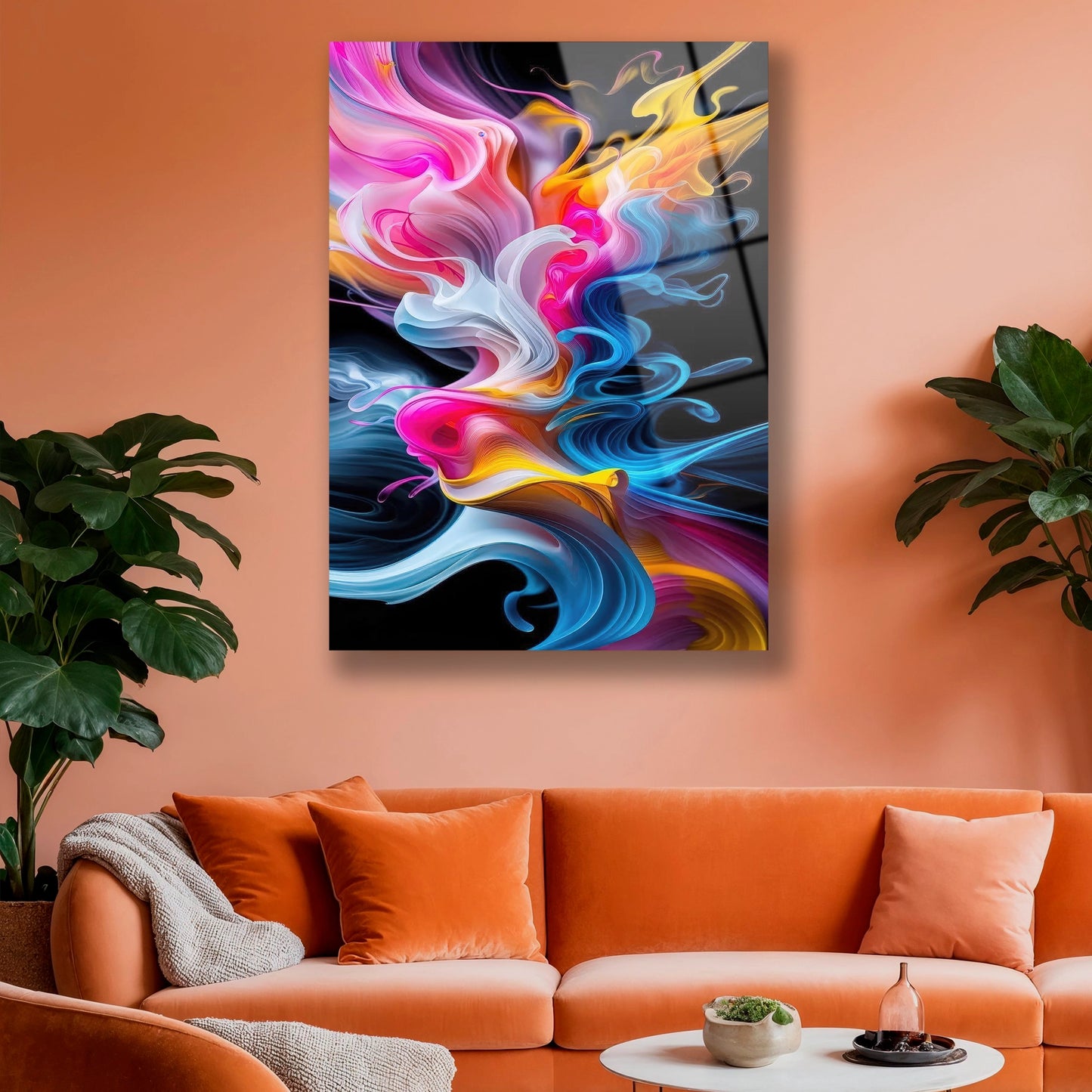 Bej renkli modern salonda asılı canlı renkli soyut cam duvar dekoru