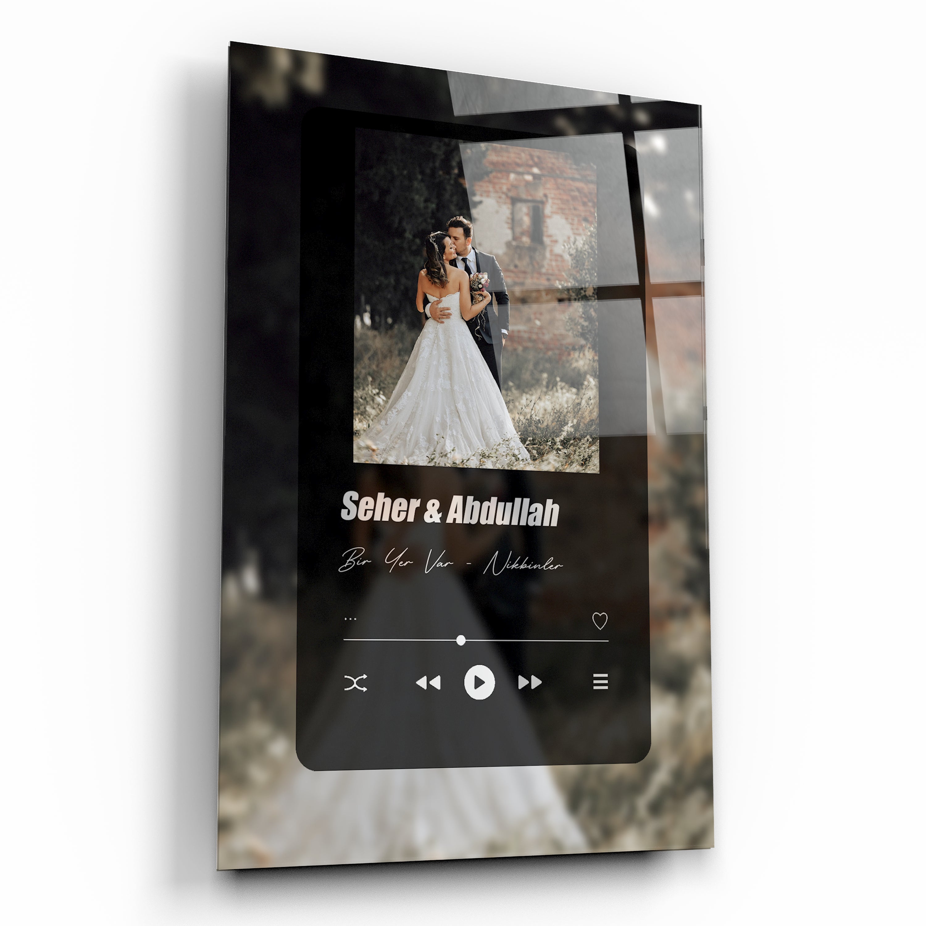 spotify temalı çiftlerin görsellerinin ve istediği şarkının adının yazdığı cam tablo