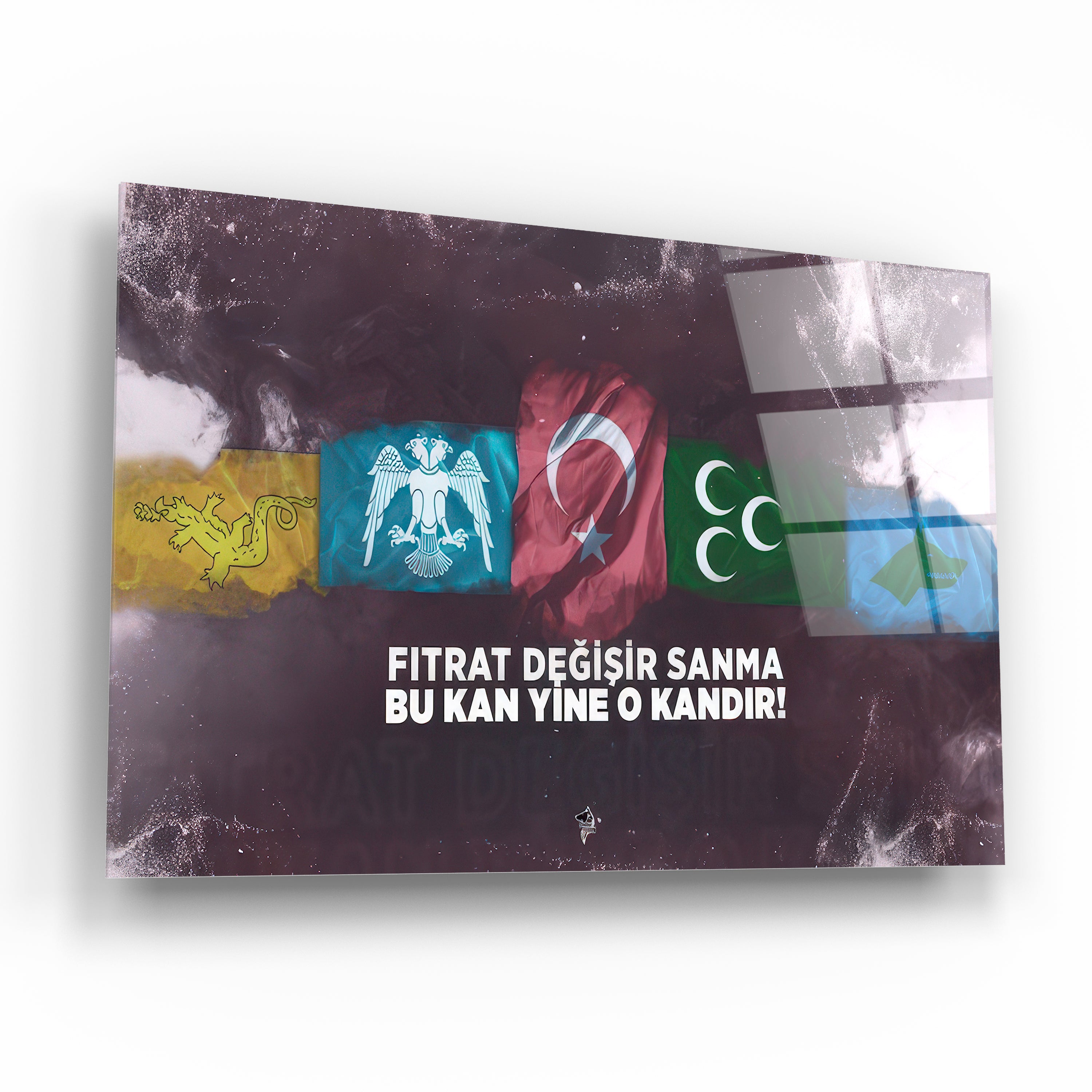 Tarihi Türk Bayrakları ve "Fıtrat Değişir Sanma" Yazılı Cam Tablo