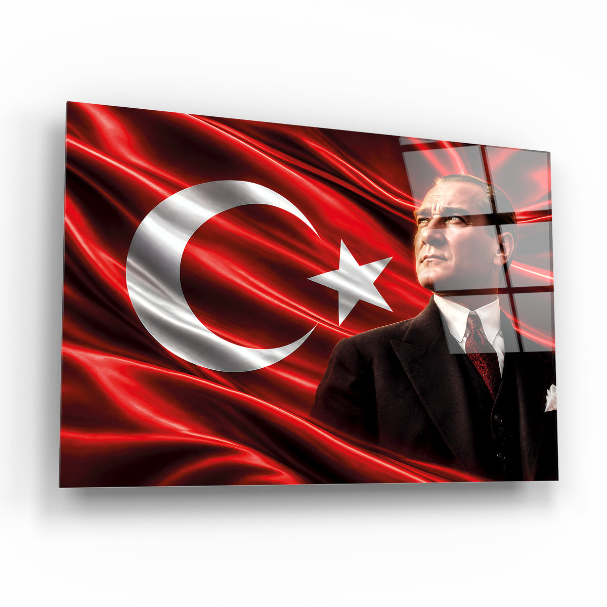 Dalgalanan Türk bayrağı önünde takım elbiseli tarihî portre cam tablo