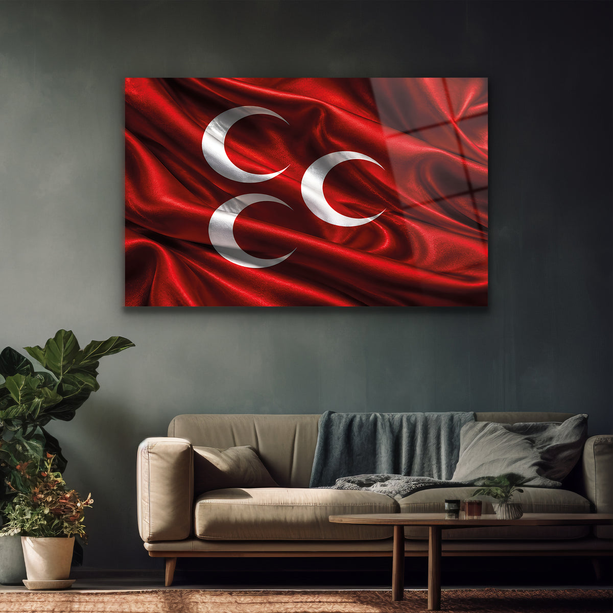 Kumaş kıvrımları üzerinde konumlandırılmış beyaz üç hilal tasarımı