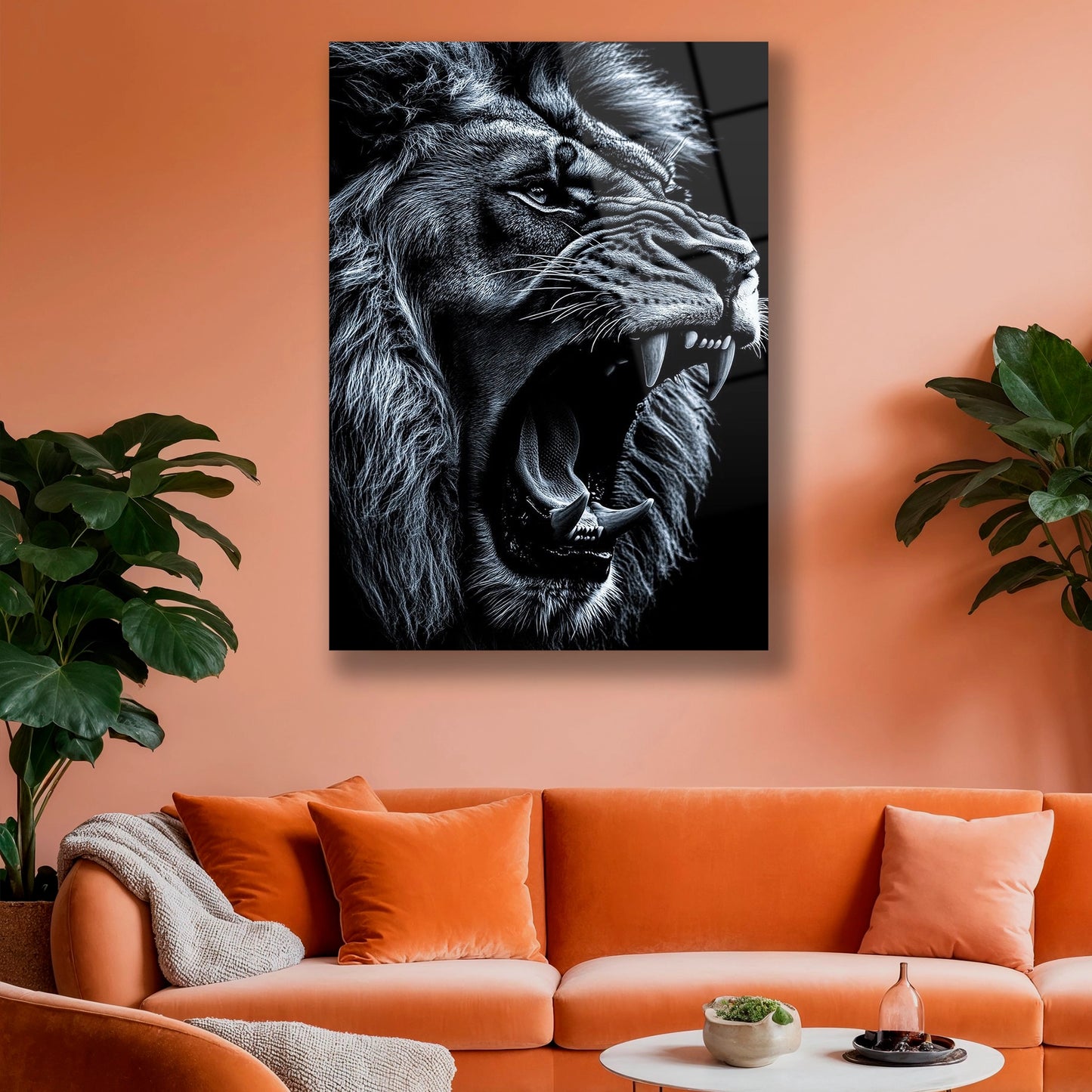 Modern salonda turuncu koltuk arkasında asılı vahşi aslan duvar dekoru