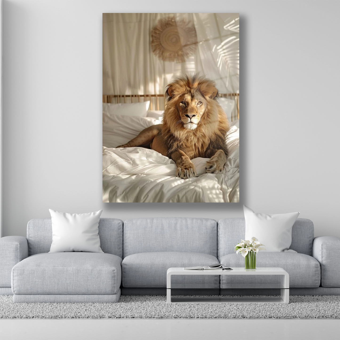Beyaz yatakta uzanan ve güneşlenen aslan temalı cam tablo