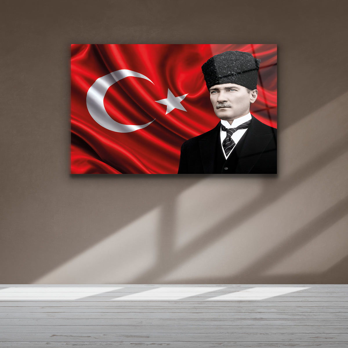 Kırmızı saten bayrak dokusu ile tarihî portre duvar dekorasyonu